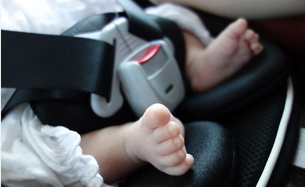 1537893520620-auto__sicurezza_dei_bambini__e_legge_l_obbligo_dei_seggiolini_salvabebe