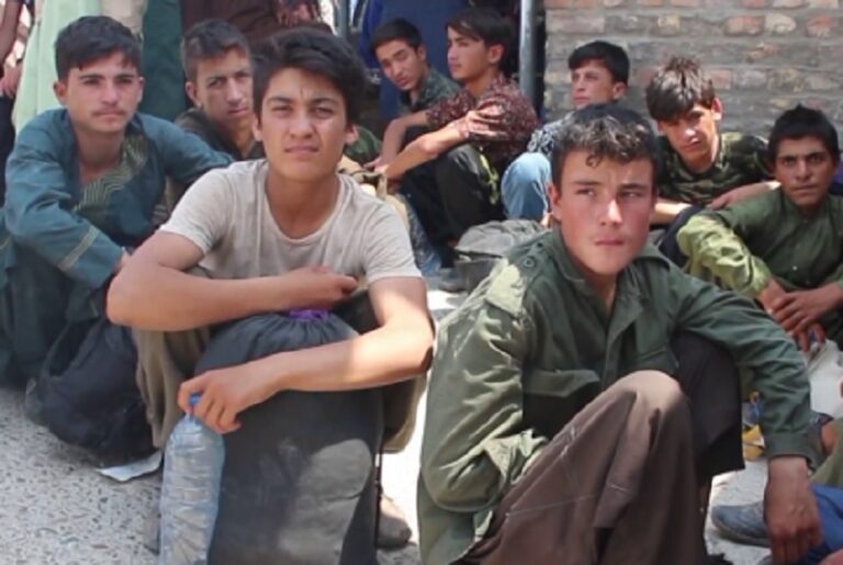 Afghanistan. Decine di ragazzi vengono rimpatriati dall’Iran dove erano immigrati a causa di povertà e disoccupazione