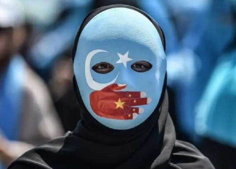 Cina. Il regime dispotico comunista costringe le donne musulmane uigure ad aborti di Stato