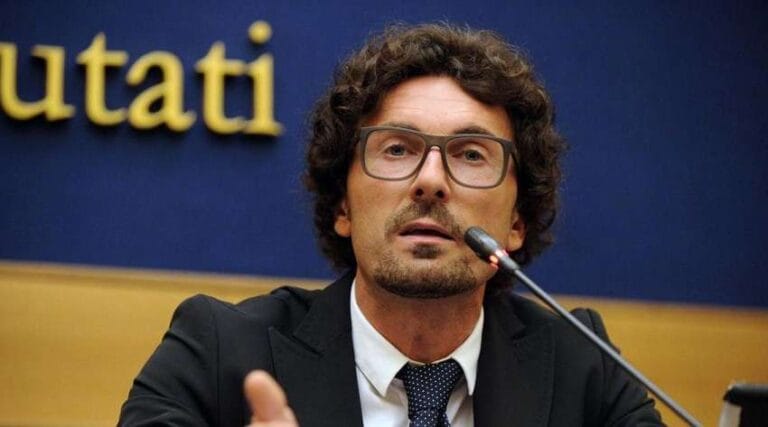 Toninelli: “Serve una separazione consensuale tra Grillo e Conte”