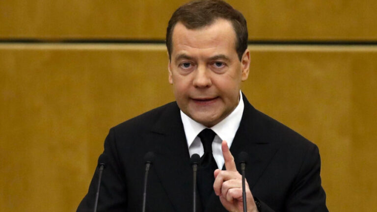 Medvedev: “Più soldi l’Occidente spende per l’Ucraina, più territorio la Russia riconquisterà”