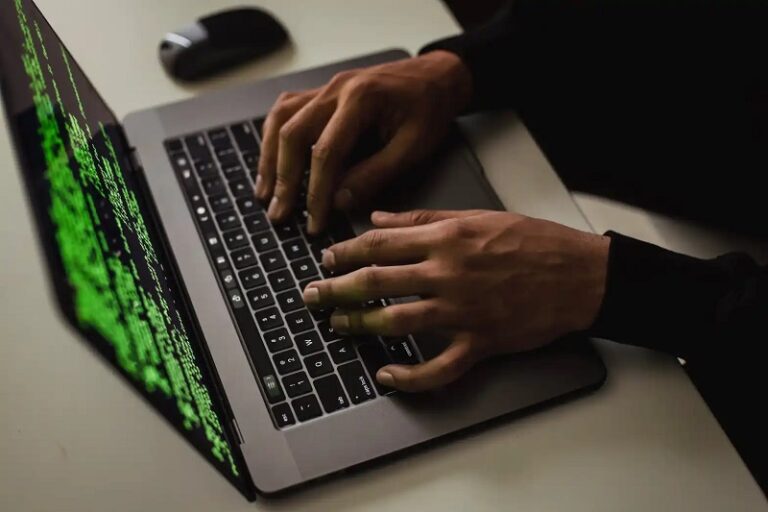 Spie, hacker, informatori: come la Cina spia l’Occidente. Dallo spionaggio industriale e militare alle stazioni di polizia