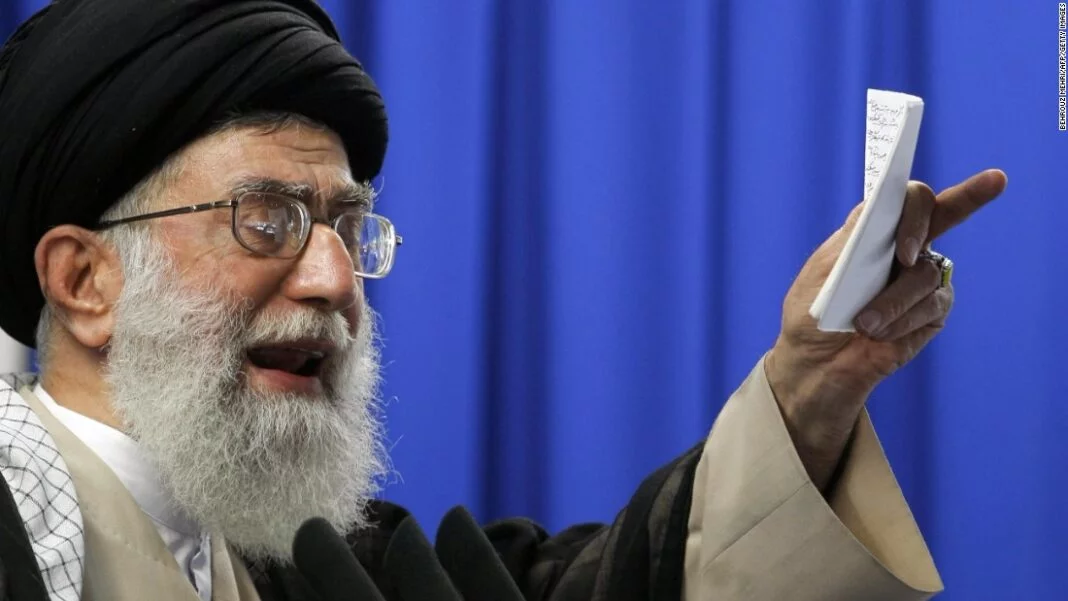 Iran. Ali Khamenei respinge le minacce di Trump sul nucleare definendo gli Usa 'prepotenti'
