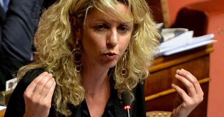 Lezzi (M5S). E’ un suicidio governare con Forza Italia, guidata da un condannato