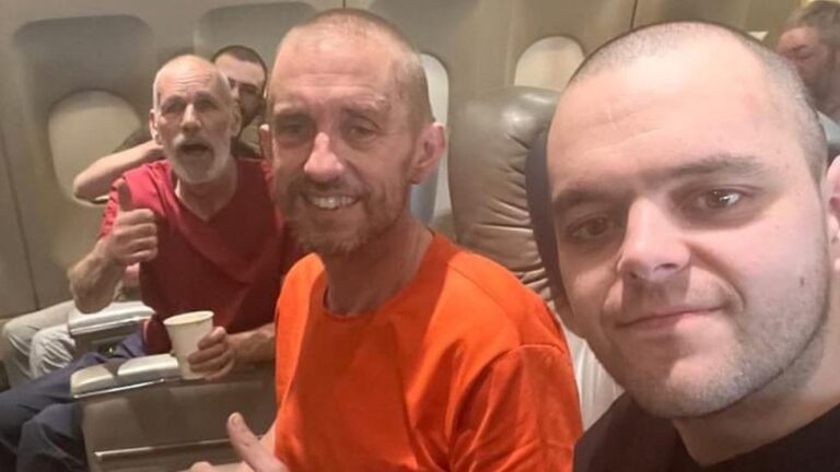 Gb. I 5 prigionieri britannici rilasciati dai russi sono a casa. “Siamo veramente fuori pericolo adesso”