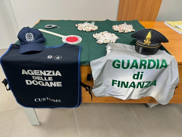 Corriere della droga arrestata all’aeroporto di Alghero con 90 ovuli di eroina e cocaina