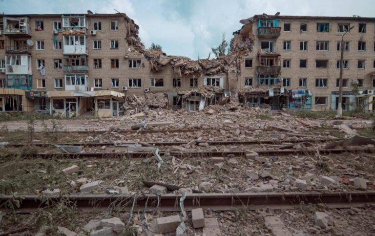 Ucraina. Putin ordina alle truppe di accerchiare e bombardare Avdiivka. Civili sotto le macerie, non possono essere salvati