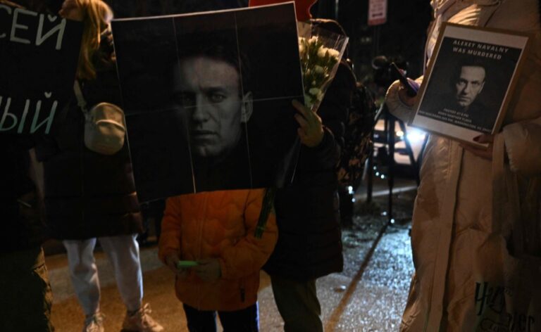Russia. Il dittatore Putin fa arrestate oltre 200 persone che manifestavano per la morte di Alexey Navalny