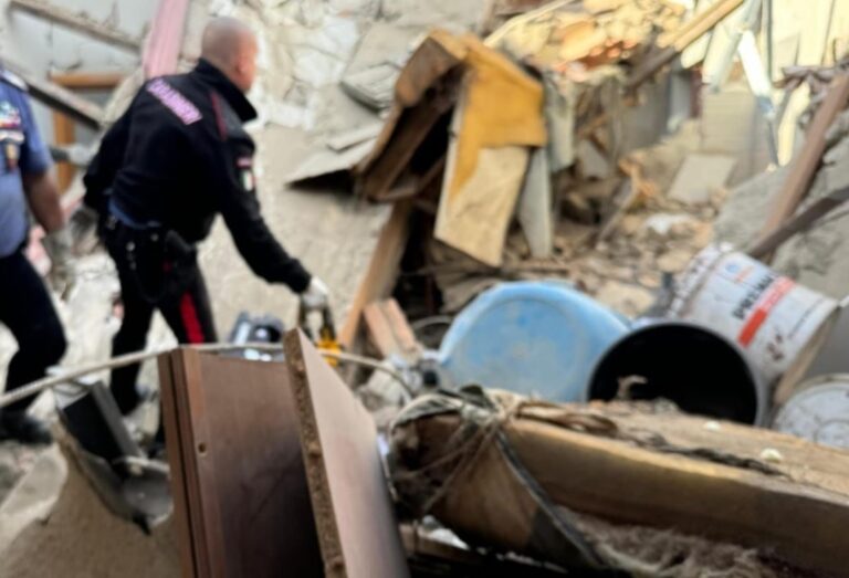 Saviano (NA). Crolla palazzina, morti due bambini. Salvi il padre e l’altro figlio di 2 anni.  Si cercano altre due persone