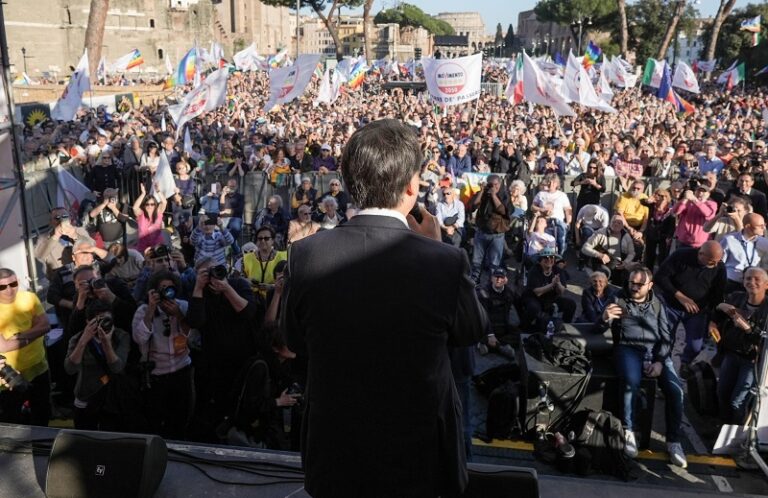 Il M5s in piazza contro il riarmo europeo. Conte: Meloni ha approvato il piano dell’Europa senza alcun mandato